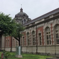 司法博物館（原臺南地方法院）東側出入口（主要出入口）上方圓頂相對於西側瘦細方塔構成不對稱平衡
