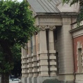 司法博物館（原臺南地方法院）東側出入口（主要出入口），柱頭飾以華麗紋飾
