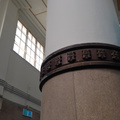 大廳圓柱銅質飾帶