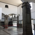 車站內部候車大廳挑高設計與玄關樑柱上精細雕塑和拱形的橫樑
