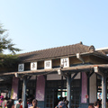 不同於其他台鐵老車站突兀的白底藍色印刷體的站名扛棒, 竹田車站的站名扛棒典雅古樸