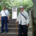 張日明先生引領訪客探訪並打掃閻錫山先生墓旁環境