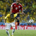 哥倫比亞隊蘇尼加在和內馬爾爭球時膝蓋重擊內馬爾_路透