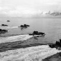1944年9月15日，成群的“短吻鳄” LVT履带式两栖登陆车（Landing Vehicle Tracked）向贝里琉岛（Peleliu）滩头进发。