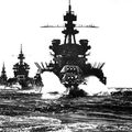 1945年1月菲律宾吕宋岛登陆前夕，美军宾夕法尼亚号战列舰（USS Pennsylvania），身后跟随三艘巡洋舰，列队向林加延湾（Lingayen Gulf）驶去.