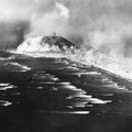 1945年2月19日美国海军陆战队向日军占领的硫磺岛（Iwo Jima）大举登陆