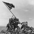 1945年2月23日海军陆战队士兵在硫磺岛摺钵山顶升起国旗。硫磺岛战役是美国海军陆战队历史上代价最惨重的一次战役，36天的战斗，约7，000美军阵亡