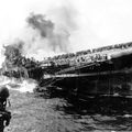 1945年3月19日，冲绳岛战役期间，日本本州岛（Honshu）近海，严重倾斜的富兰克林号航空母舰（USS Franklin），这艘航母遭单兵作战的日军俯冲轰炸机撞击着火，舰上800多人死亡.
