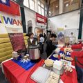 近日，駐匈牙利代表劉世忠在臉書上貼文，兒子擺攤販賣台灣美食，把國旗當成桌巾