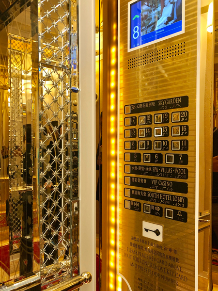 電梯內部