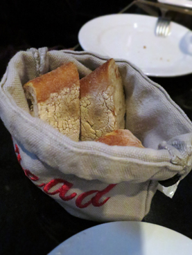 布袋裝著的麵包