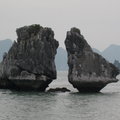 這是最具代表性的鬥雞島(Hon Ga Choi)，於2000年被選為越南旅遊業的標誌。