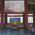 思政殿的龍椅，後面的彩繪屏風，紅色及白色的圓代表日月，山水代表江山；
