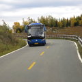 禾木村區間車走在黃金道路上