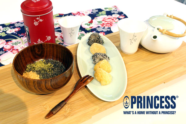 排盤好的客家麻糬和還未沖熱水的擂搽粉