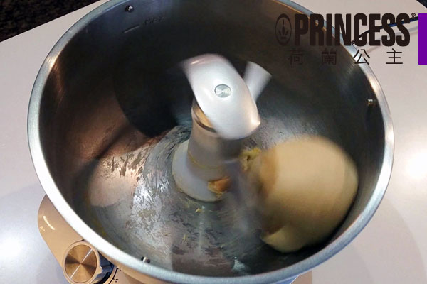 使用攪拌機做麵包麵糰