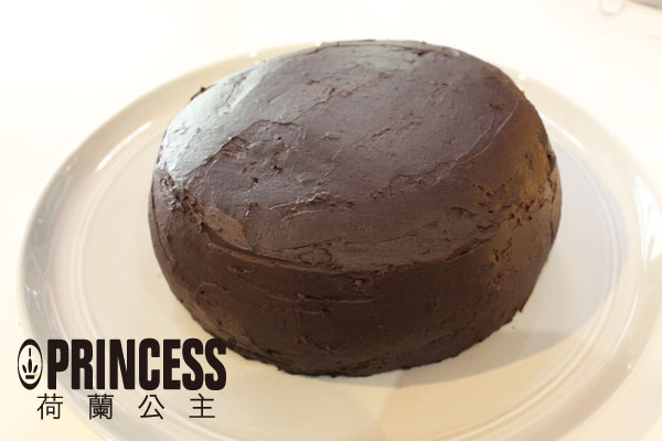 抹上巧克力鮮奶油 抹上巧克力鮮奶油