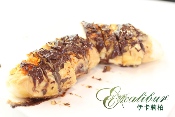 Excalibur甜點：火燒香蕉船─花生醬風味