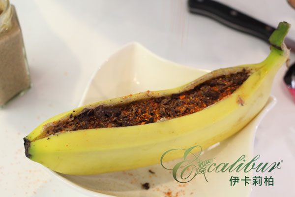 灑上巧克力碎片及辣椒粉後，放入Excalibur低溫乾果機內