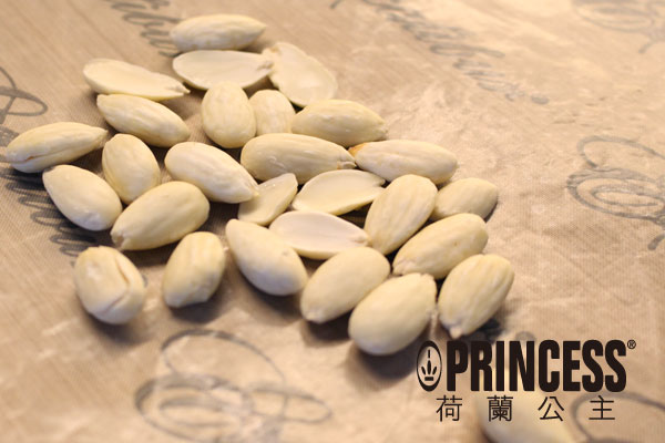 低溫烘乾的杏仁(已脫皮)