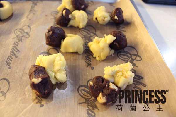 取一顆巧克力球與原味球搓成大圓