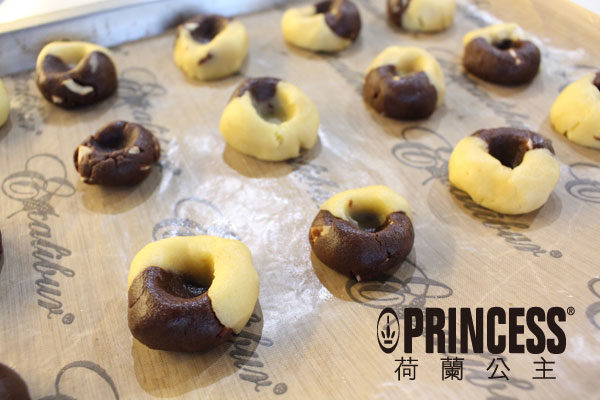 餅乾麵糰比較厚，內部很不容易烤熟，需要壓一下讓中間薄一點好受熱