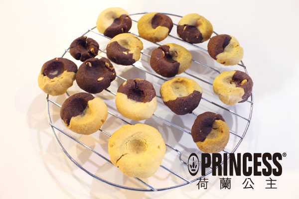 耐著性子將桃酥放涼