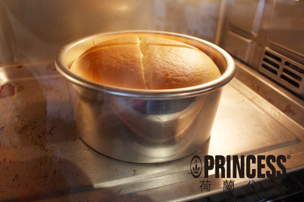 戚風蛋糕因為蛋白霜的關係會自然裂開喔! 戚風蛋糕因為蛋白霜的關係會自然裂開喔!