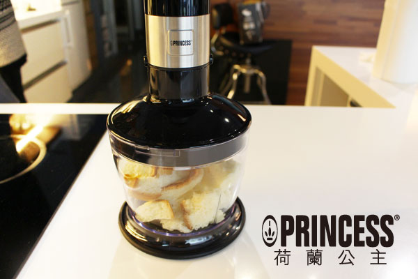 用食物處理機把麵包打成粉