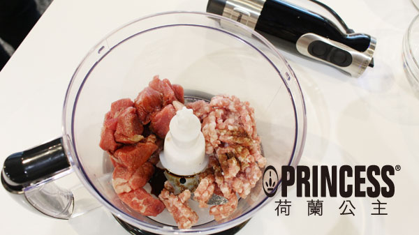 把所有食材攪碎、混合