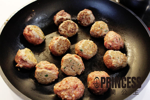 把肉泥搓成球，放進平底鍋內煎個7分熟