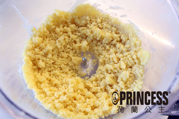 用食物處理機攪打塔皮至壓捏有黏性即可