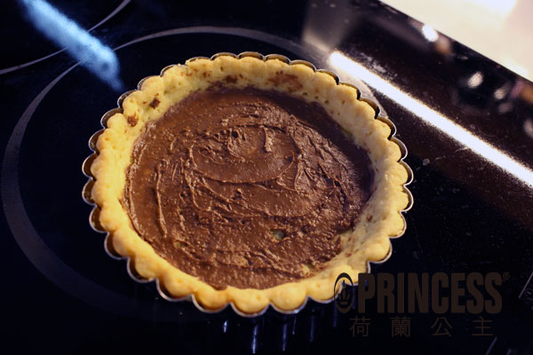 塔底塗上一層巧克力醬做為防水層