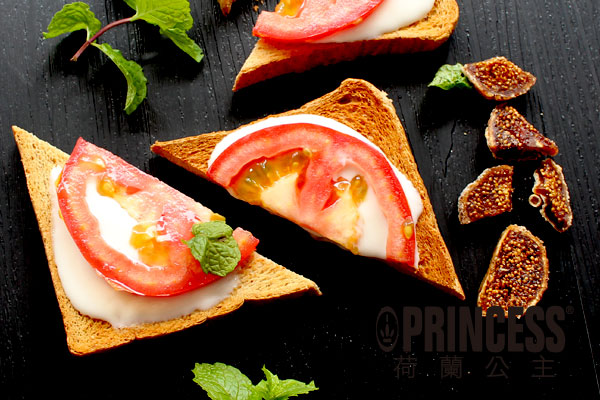 豆腐美乃滋三明治；擺盤參考：