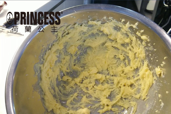 奶油和糖粉打發