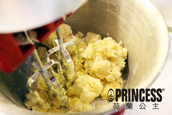 用攪拌機將所有食材打到沒有細粉的融合狀態