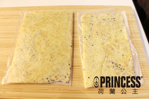 冰箱空間不夠，只好將麵糰分兩袋處理