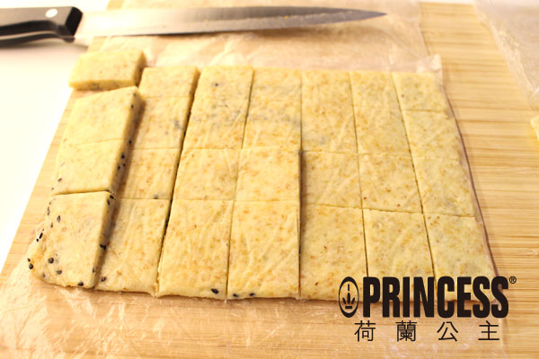 冷藏1小時的方塊酥麵糰，可以端上桌分割小塊