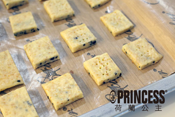 用叉子在上面戳洞(請戳至底)，這樣烤好後的餅乾表面仍是平整