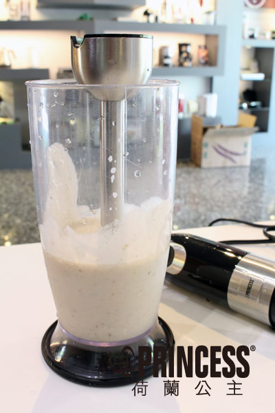 切好的香蕉、堅果奶和細砂糖一起放入量杯中,用攪拌棒打成液狀 切好的香蕉、堅果奶和細砂糖一起放入量杯中,用攪拌棒打成液狀