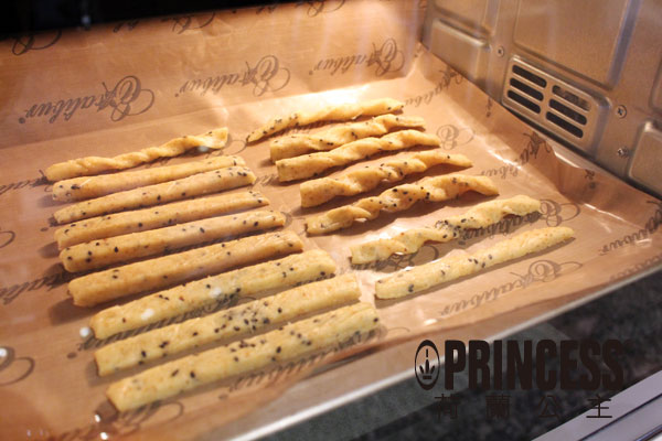 進烤箱囉！因為比較細長，受熱面積大，所以不需要烤太久