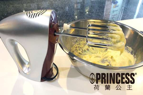 用荷蘭公主攪拌機攪打麵糊 用荷蘭公主攪拌機攪打麵糊