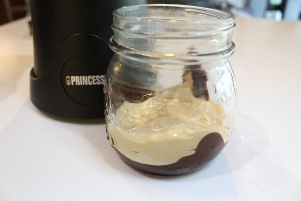 層層堆疊不同口味的冰淇淋