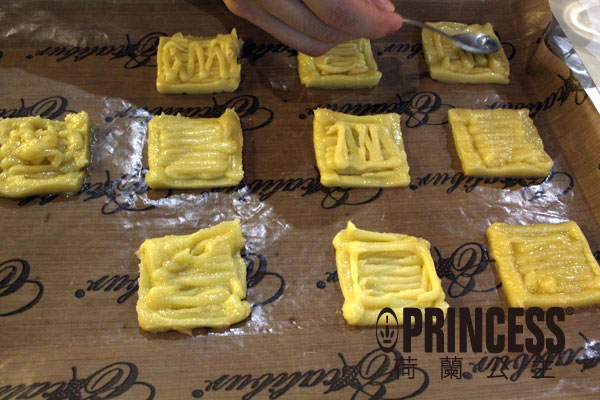 擠好的餅乾糊上方會有線條，可以用湯匙沾點水把線條抹平一點點 