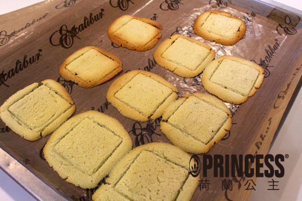 出動方型模,壓一壓未烤熟的餅乾,強制整成方型 出動方型模,壓一壓未烤熟的餅乾,強制整成方型