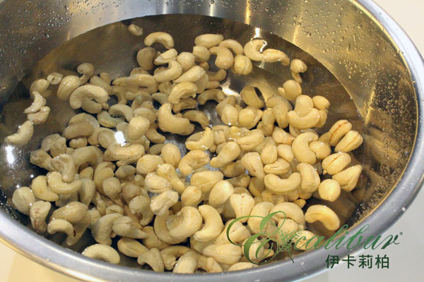 使用生腰果前，先洗淨再浸於清水中約2小時去除酵素抑制物質