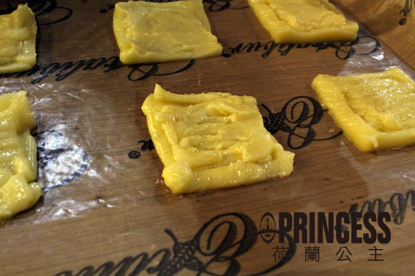 擠好的餅乾糊上方會有線條,可以用湯匙沾點水把線條抹平一點點 擠好的餅乾糊上方會有線條,可以用湯匙沾點水把線條抹平一點點