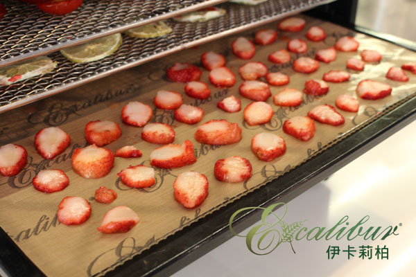 烘乾草莓前,記得墊烘焙紙 烘乾草莓前,記得墊烘焙紙