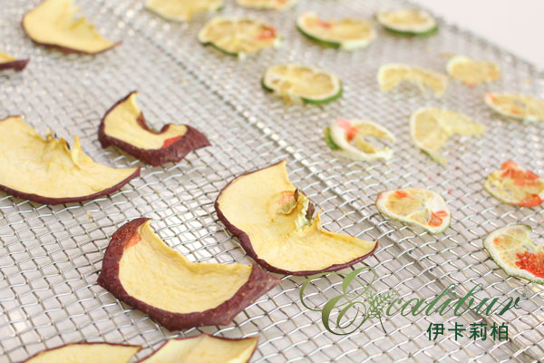 用Excalibur低溫乾果機烘乾的蘋果片,所有的甜度都濃縮在這薄薄的果肉內 用Excalibur低溫乾果機烘乾的蘋果片,所有的甜度都濃縮在這薄薄的果肉內