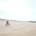 沙灘上騎車